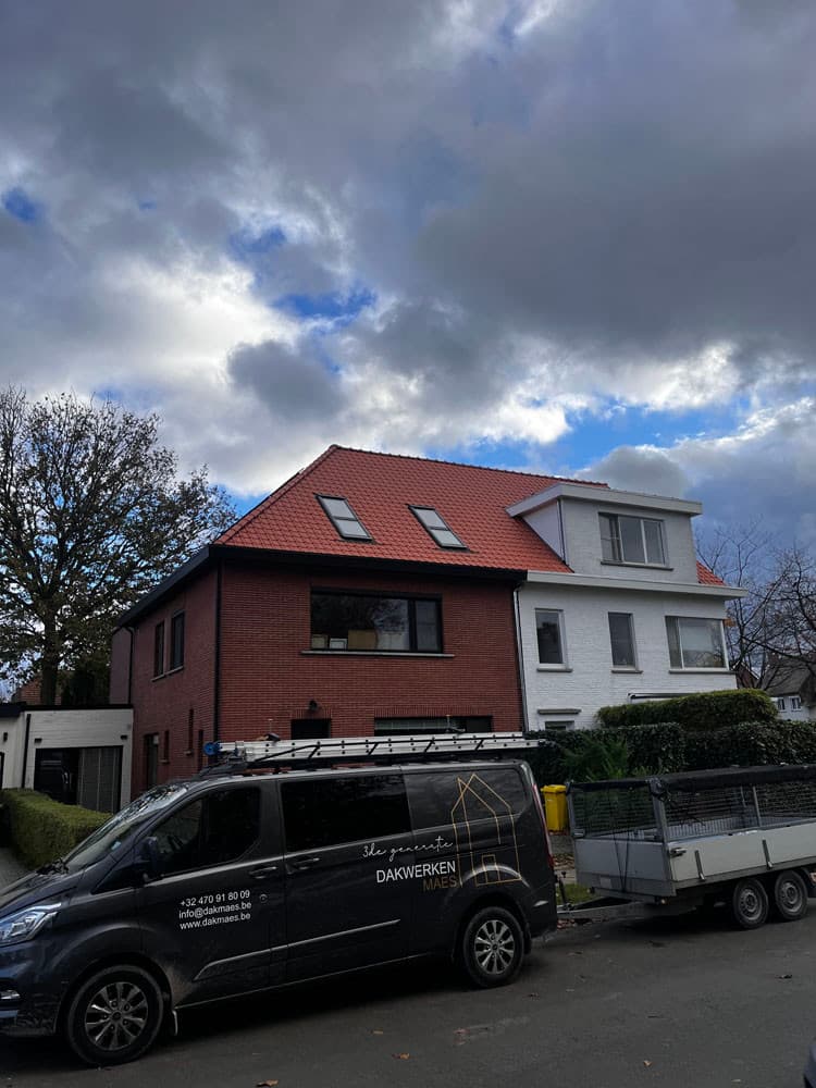 Hellend dak en gevel — vakwerk in de regio Antwerpen
